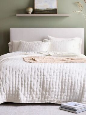 New European Linen Dream Quilt white King / Cal King  Sold out online!